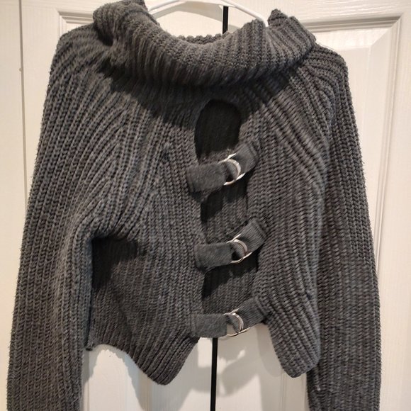 WOW Couture: Gray Cropped Sweater with Buckles on the back - Picture 2 of 2
